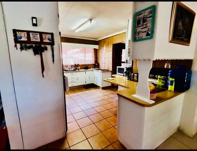 3 BEDROOM HOUSE FOR SALE IN VANDERBIJLPARK SE 3